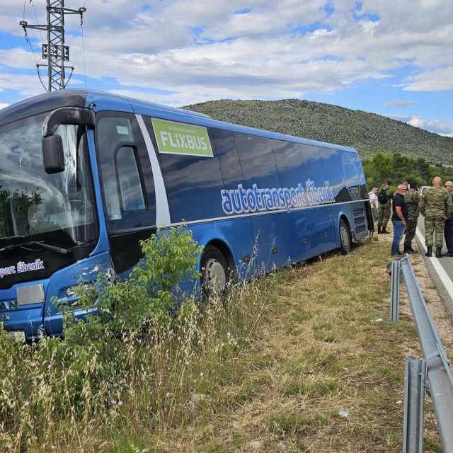 Autobus pun vojnika sletio s ceste kod Šibenika, nesreću izazvao drogirani vozač taksija: ‘Pretjecao je kolonu…‘